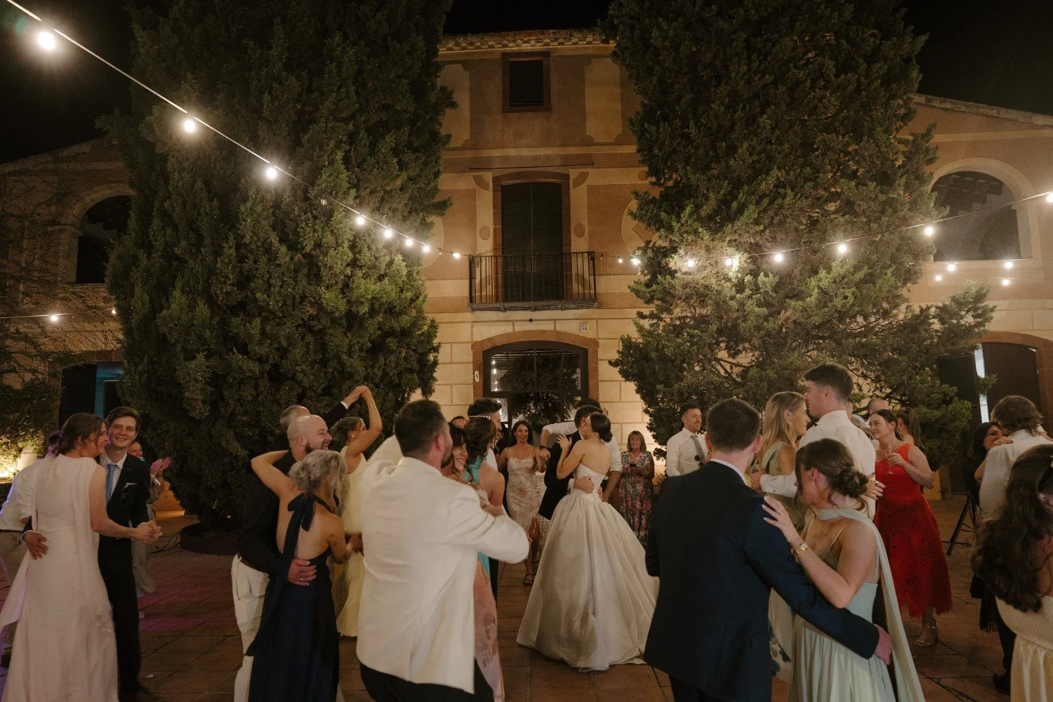 Couple dancing with their wedding guests outdoors at La Centenaria in Barcelona