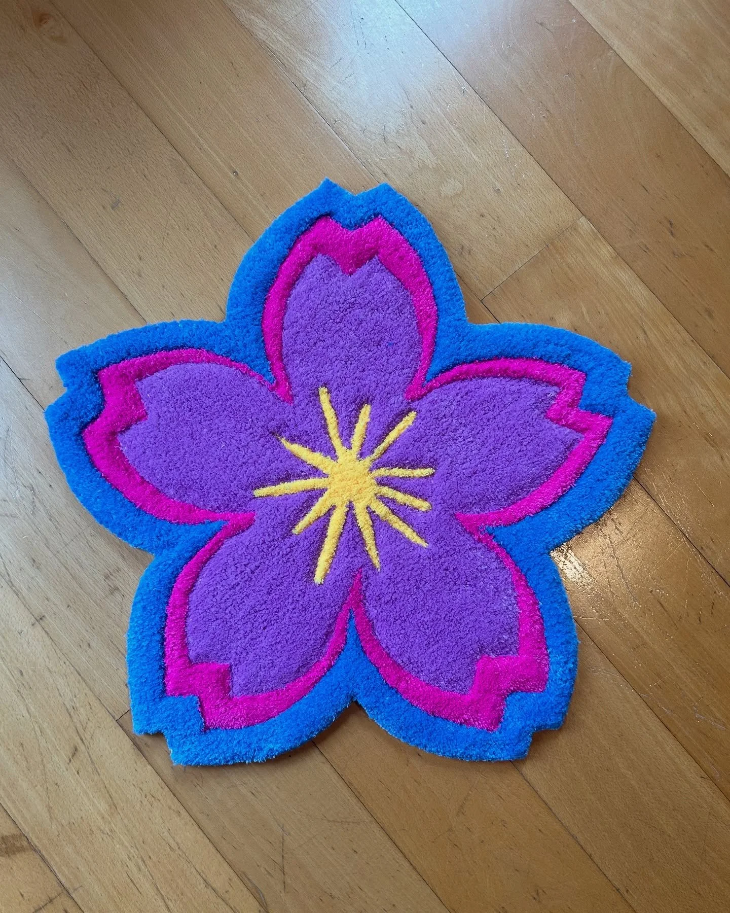 Quelques petits tapis&bull; tapisseries murales 
D&eacute;tailles en MP&bull; livraison possible 
#rugs#tapis#tapisserie#tapismural#tyfting#ghibli#laine#artist