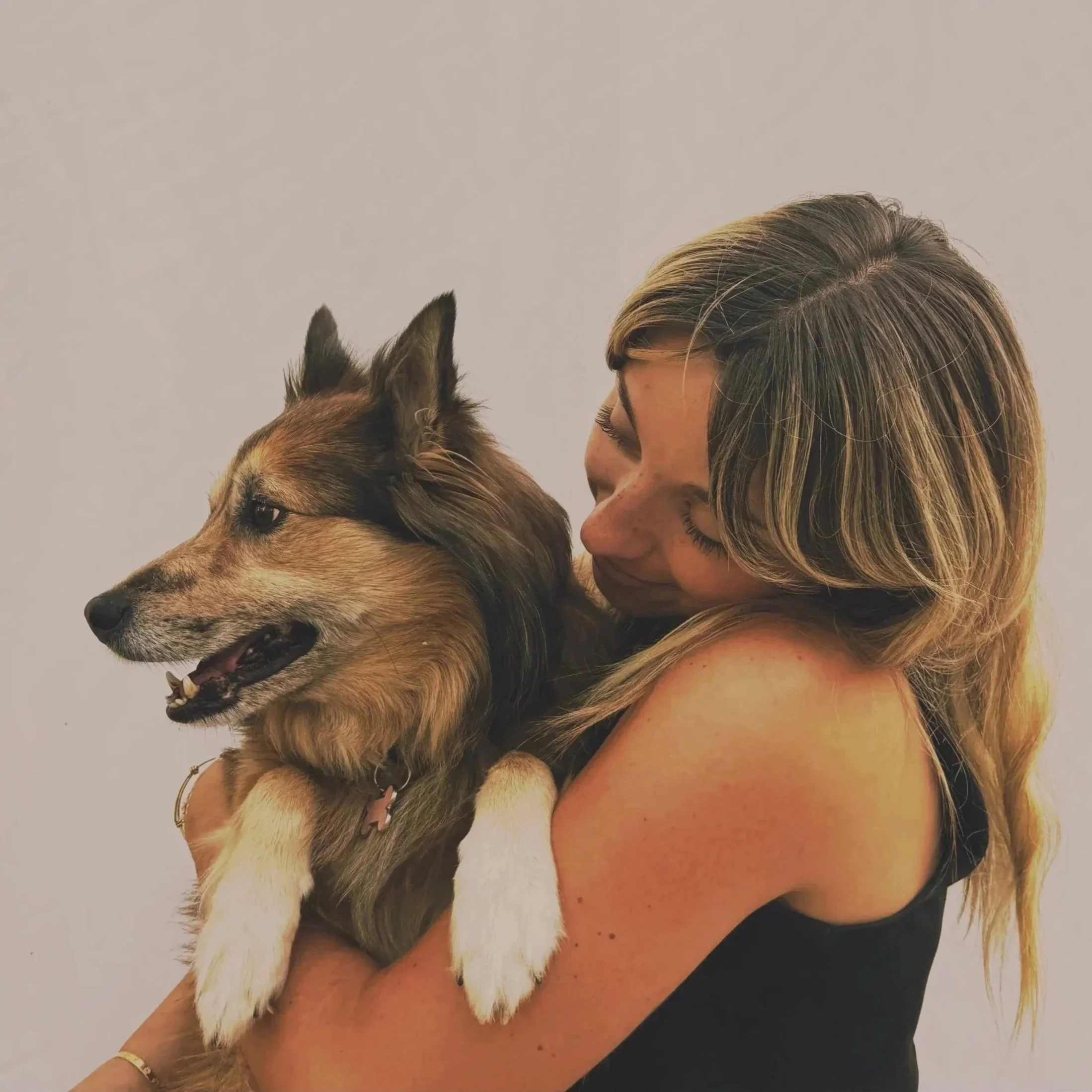 Créatrice de colliers pour chiens faits main en biothane posant avec son chien. Entièrement personnalisables avec des pin's vissables. Chaque collier est imaginé avec amour, testé et approuvé par mon chien !