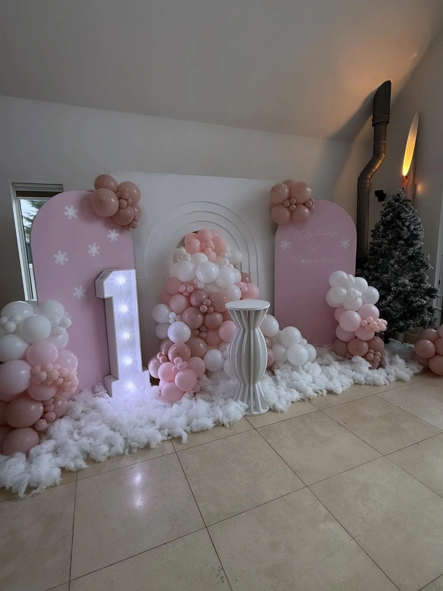 🩷 WYNTER&rsquo;s WONDERLAND 🩷 
:
We did the ultimate luxury package, which included our dreamy cake display, decorated in a luxury way. 🤍💕
:
&bull;BALLON DECOR ON OUR SOFTPLAY IS AVAILABLE 
&bull;BACKDROPS ARE AVAILABLE 
&bull;ADULT  CHAIRS, LINE