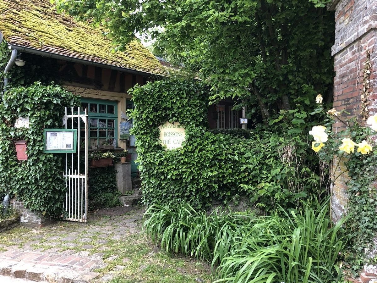 La Terrasse de Jean-Pierre 💚
Jolie petite terrasse situ&eacute;e &agrave; cot&eacute; de la fameuse mare aux canards 🦆, Jean Pierre vous propose de succulentes cr&ecirc;pes, glaces et sorbets ainsi que des boissons du terroir. #gerberoy 
#gerberoy_