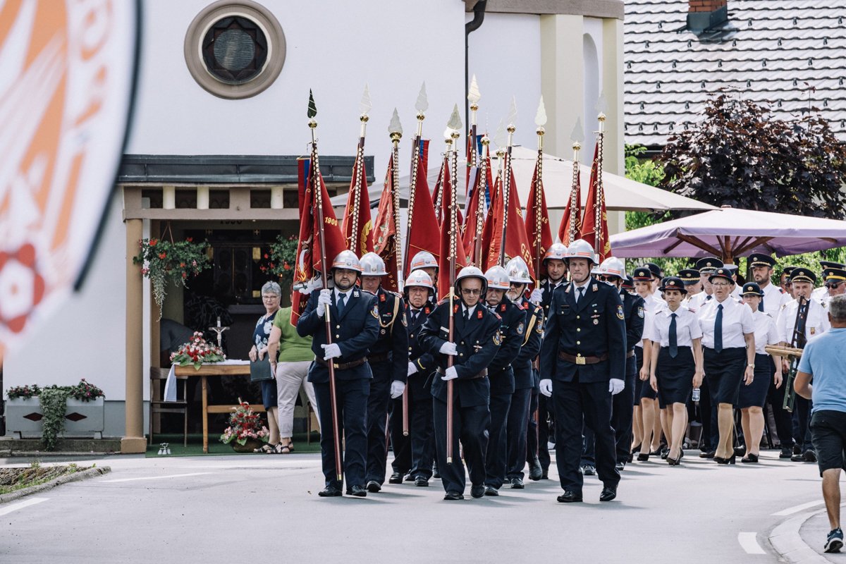 FOTO: prevzem obnove gasilskega doma in parkirišča - ropoča