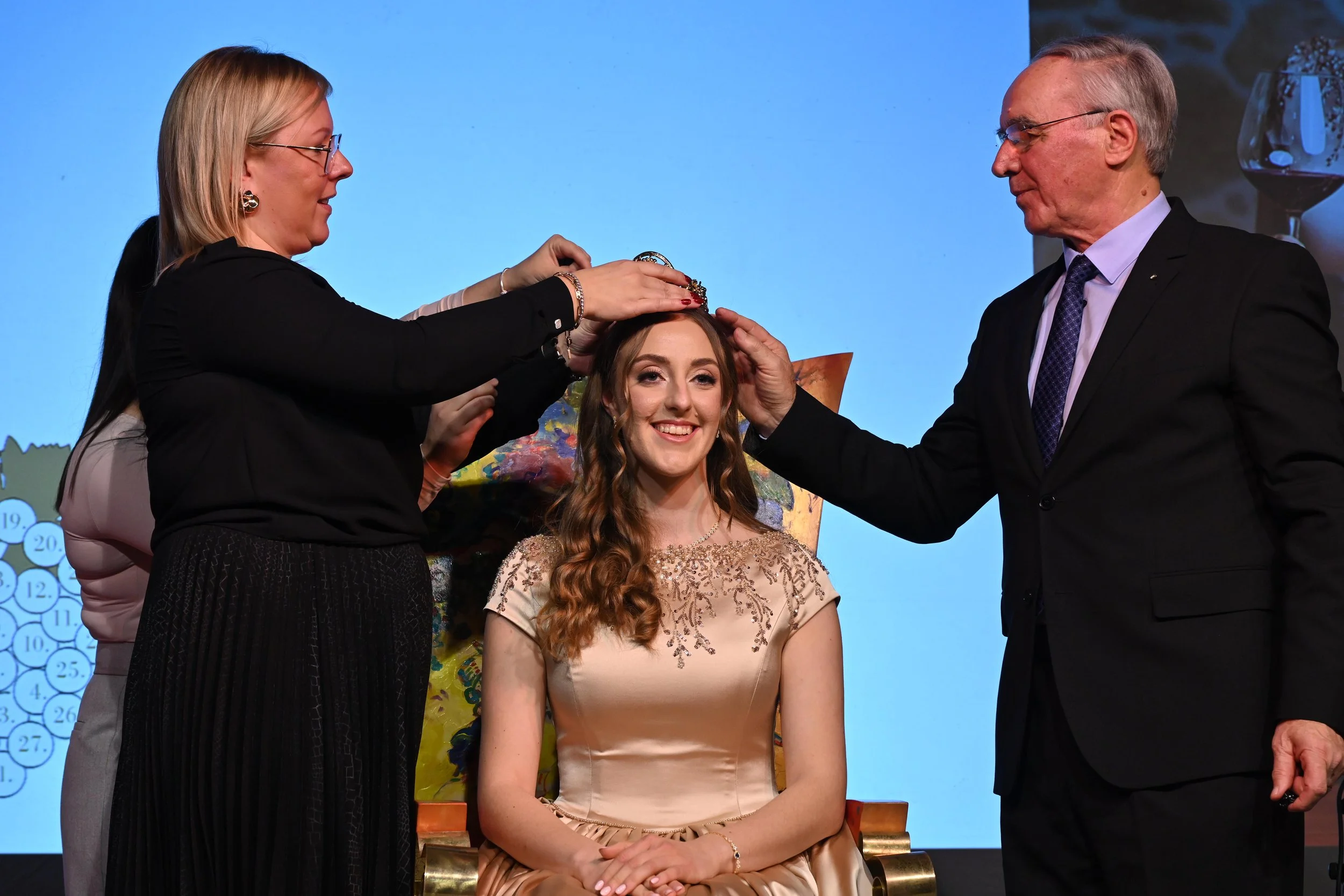 Okronana 29. Vinska kraljica Slovenije: Nika Martinčič prevzela slovenski vinski prestol