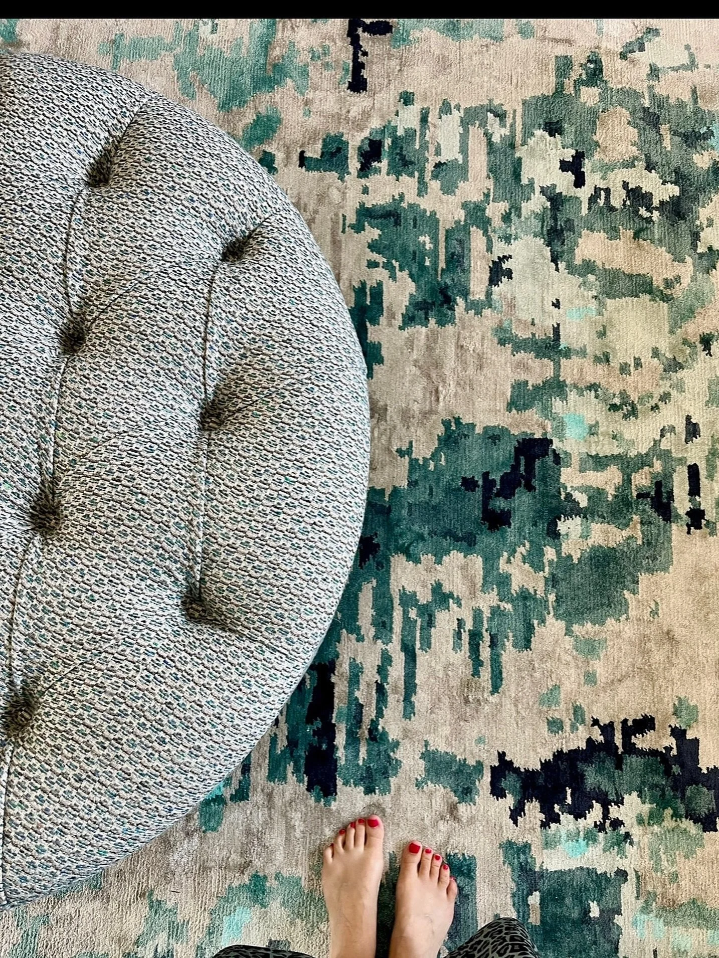 Layering texture, pattern, and colour from the ground up is one of my favourite parts of the design process. Rugs, in particular, play such an important role, they add warmth, texture, and colour while pulling every element together.

For this Tonbri