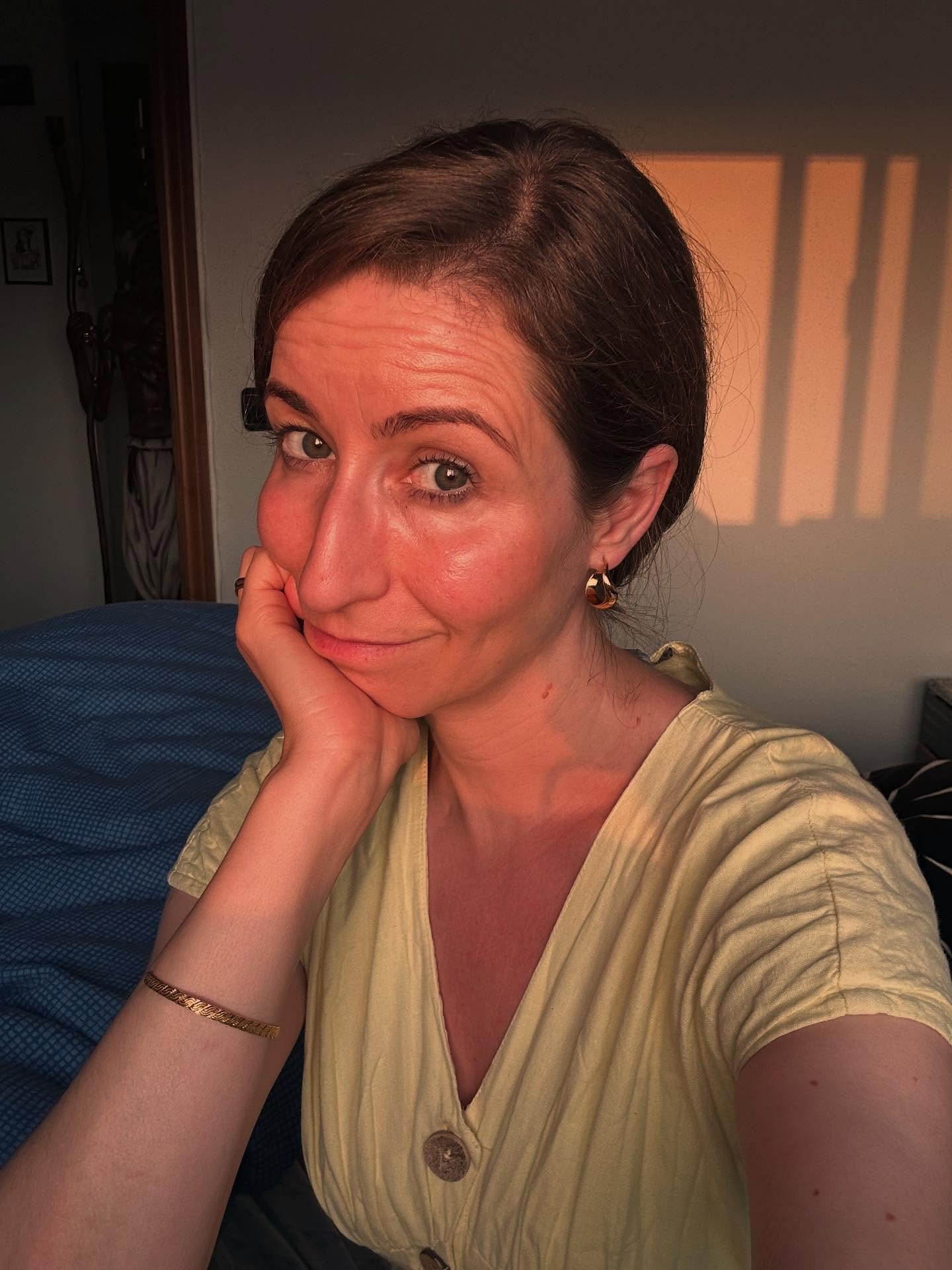 Five days in Spain ☺️ I always end up wanting to stay a bit longer despite the horrid heat 🥵

1. Sunset light 🌅 
2. Incredible Castilian sunsets 🌇 
3. Street music
4. Lunch at @elberenjenal.cocina 
5. Photos from #valladolidespa&ntilde;a🇪🇸💚😎 
