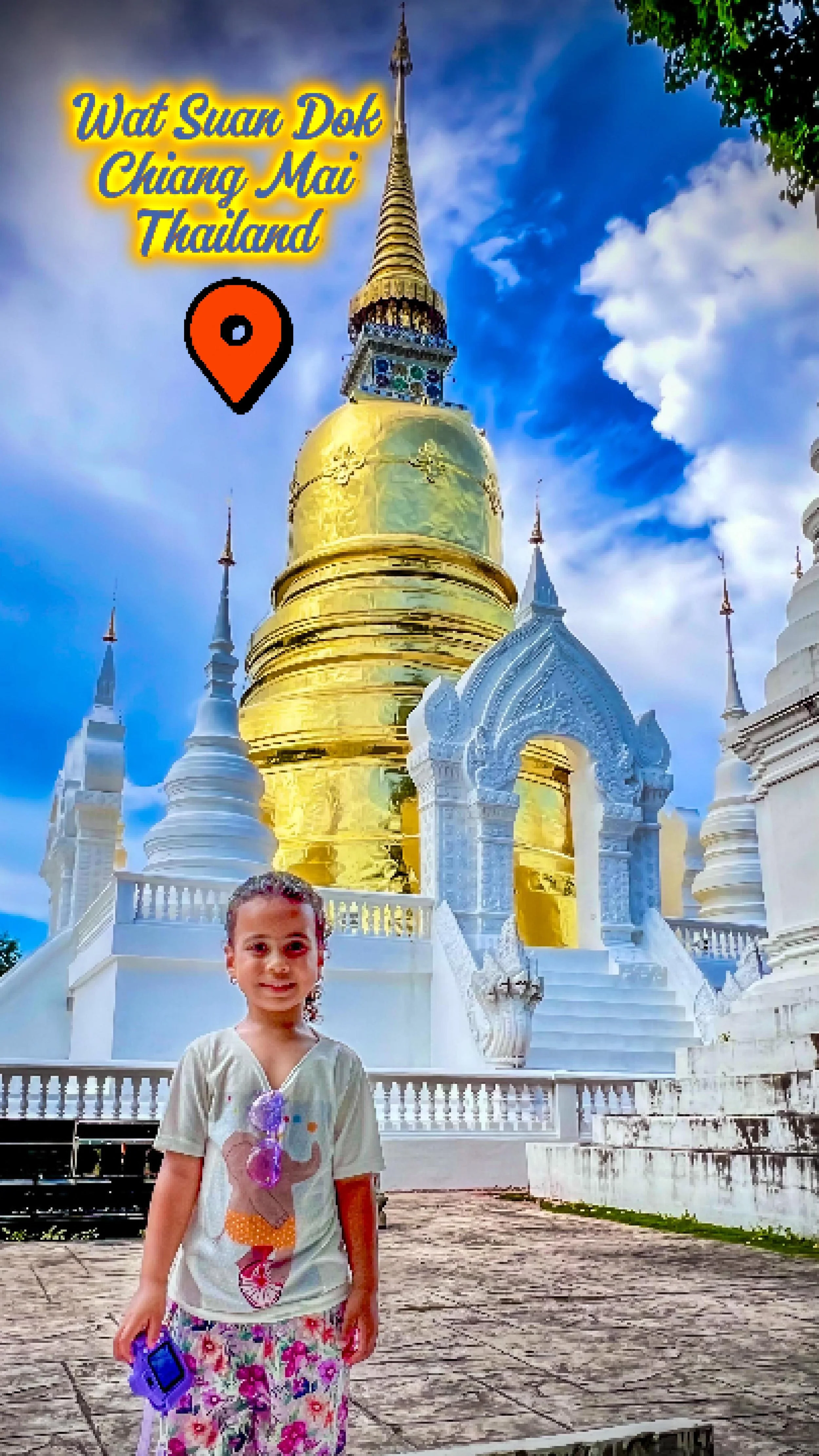 Bambina di fronte a un tempio dorato a Chiang Mai, Thailandia