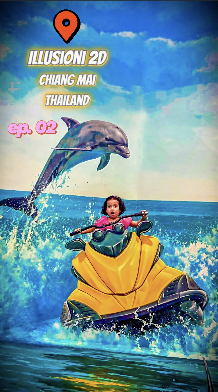 Poster promozionale di un'attrazione di illusioni 2D a Chiang Mai, Thailandia, che mostra una bambina seduta su un scooter giallo con un grande delfino che salta sopra di lei, con un cielo azzurro e mare sullo sfondo.