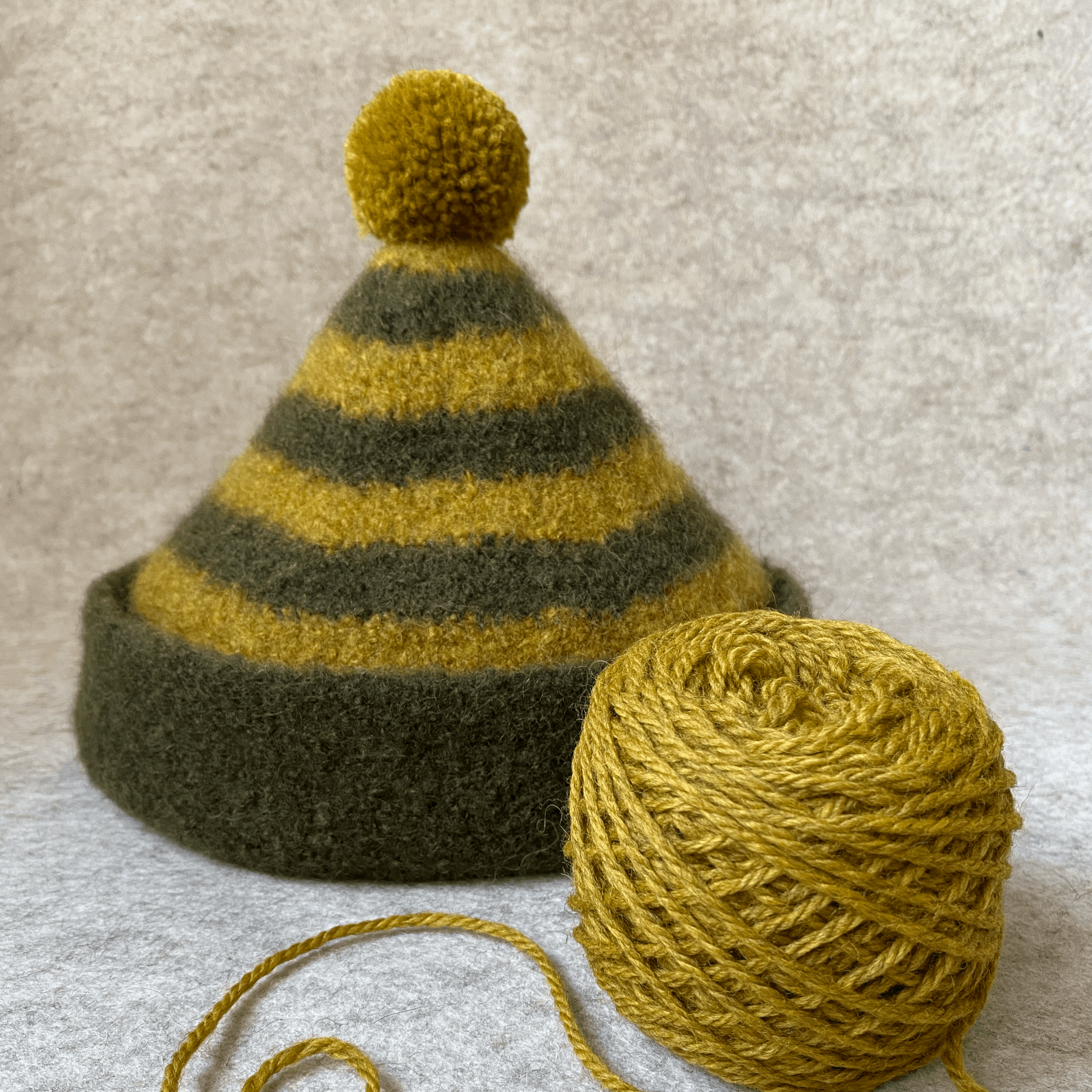 BRITISH WOOL: Bluefaced Leicester with pom pom