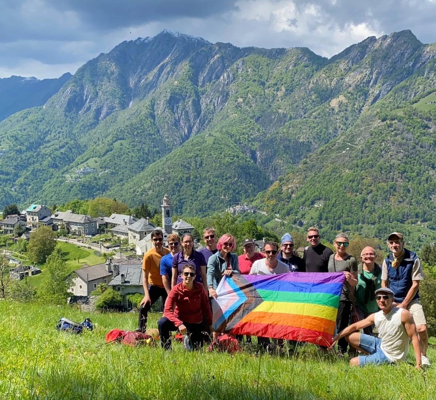 QUUER TREKKING del 11 maggio:
Passando dai due splendidi borghi di Bordei e Rasa abbiamo fatto tappa per un pic nic vicino all'altalena di Swing the World! ⛰️ Alcune persone ne hanno approfittato per fare un book fotografico, mentre altre si sono div