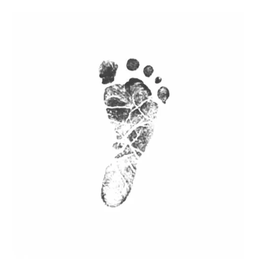 L’image représente l’empreinte de pied d’un bébé mort, décédé par arrêt de grossesse ou par MFIU. Ses parents touchés par le deuil périnatal souhaitent se souvenir de leur bébé décédé en faisant un livre mémoire écrit par une biographe psychologue.