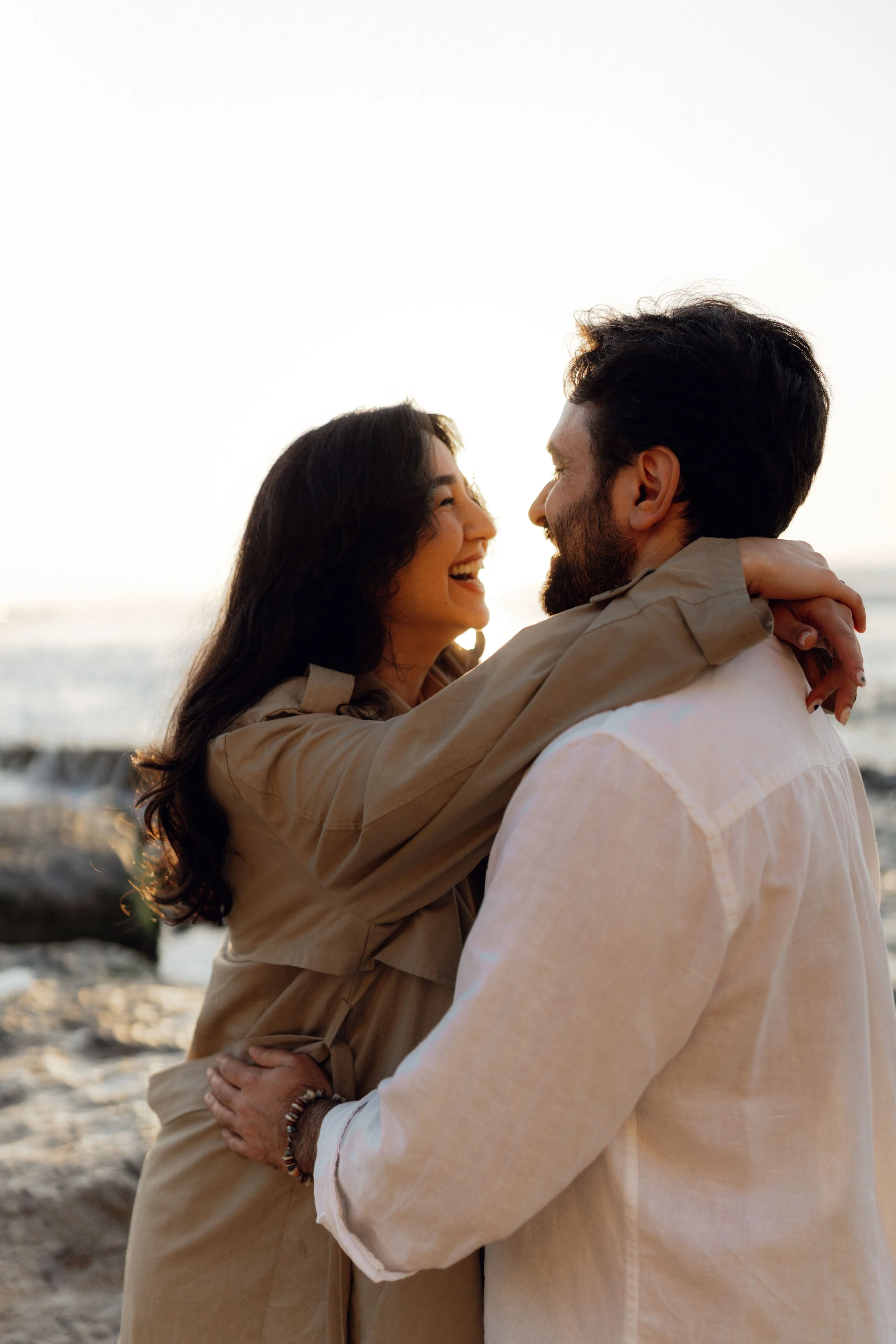 L’image représente un couple amoureux qui fête son anniversaire de couple, son anniversaire de mariage ou ses noces, qui aimerait avoir en cadeau de mariage personnalisé un livre souvenir qui raconte leur histoire d’amour.