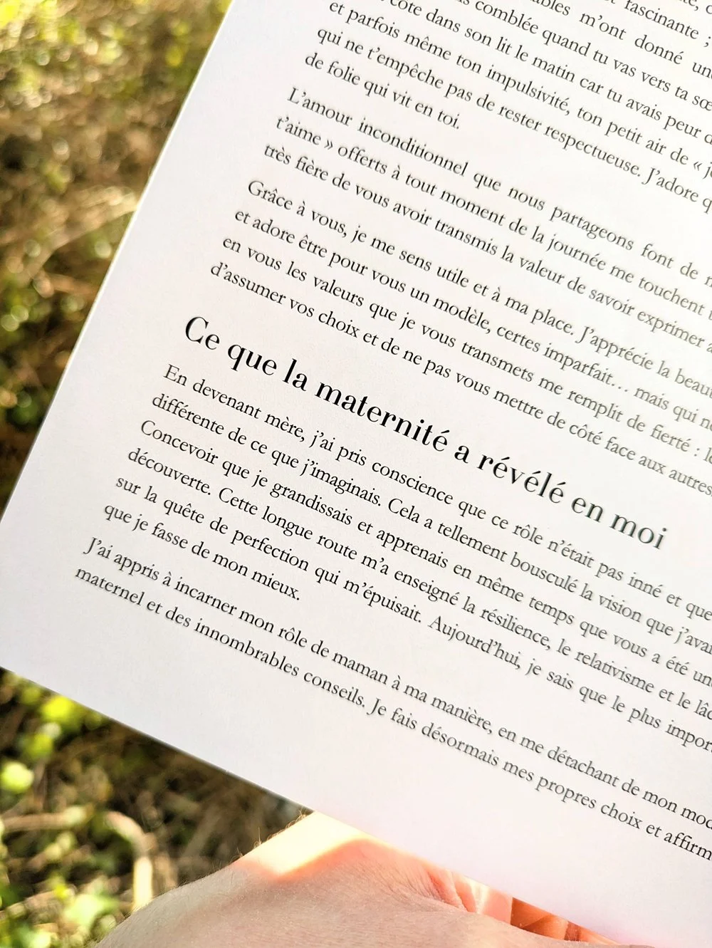 L’image représente une lettre d’une maman à son enfant écrite sur mesure et élégamment mise en page par une écrivaine biographe sur un papier épais.