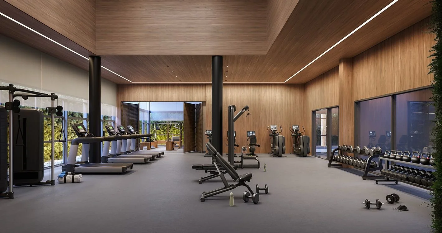 Sala de ginástica com equipamentos de cardio, pesos e esteiras, decorada com paredes de madeira e grande janela com vista para o ar livre.