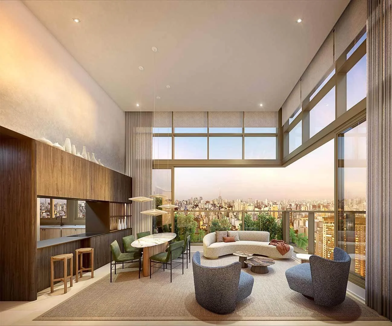 Sala de estar moderna com janelas grandes oferecendo vista da cidade ao pôr do sol, móveis de canto, cadeiras e mesa de jantar com iluminação pendente.