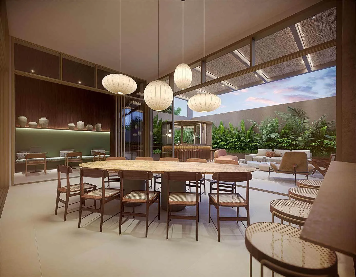 Sala de estar moderna com mobiliário de madeira, cadeiras ao redor de uma mesa de chá, poltronas e sofás brancos, iluminação com luminárias de papel, jardim com plantas verdes ao ar livre.