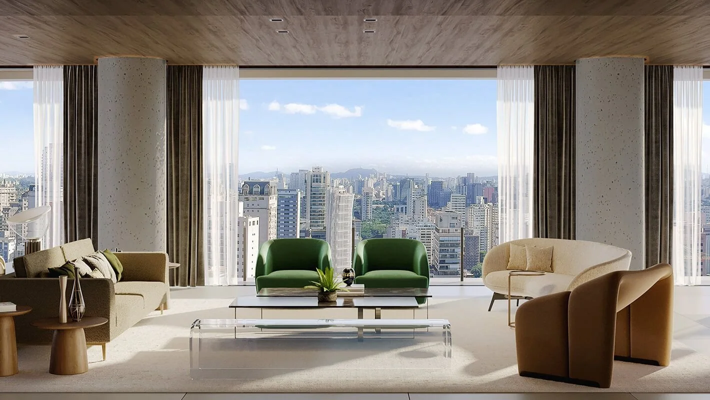 Sala de estar com janelas grandes com vista para a cidade, poltronas verdes, sofá bege, e poltrona marrom, decorada com uma planta no centro da mesa de café.