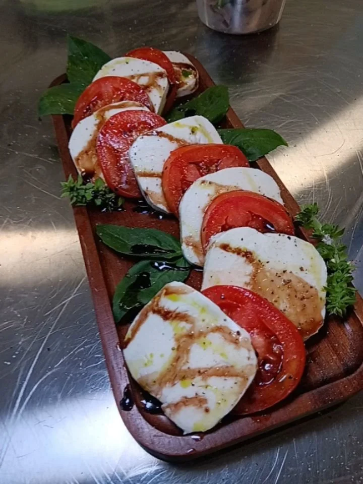 Our group leader, Ayana, did a good job with plating our Caprese Salad today....☺️

💙-Chef Kia