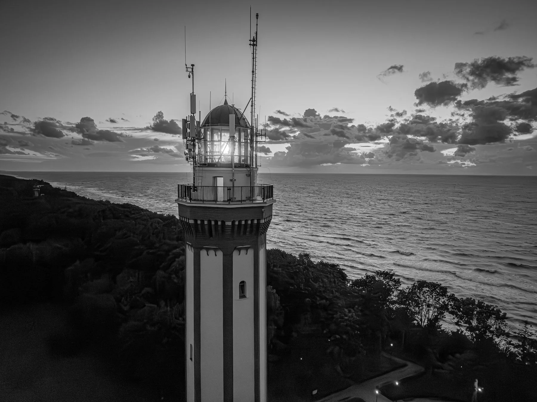 light-beam-from-lighthouse-by-baltic-sea-at-dusk-2025-03-24-01-57-13-utc.jpg