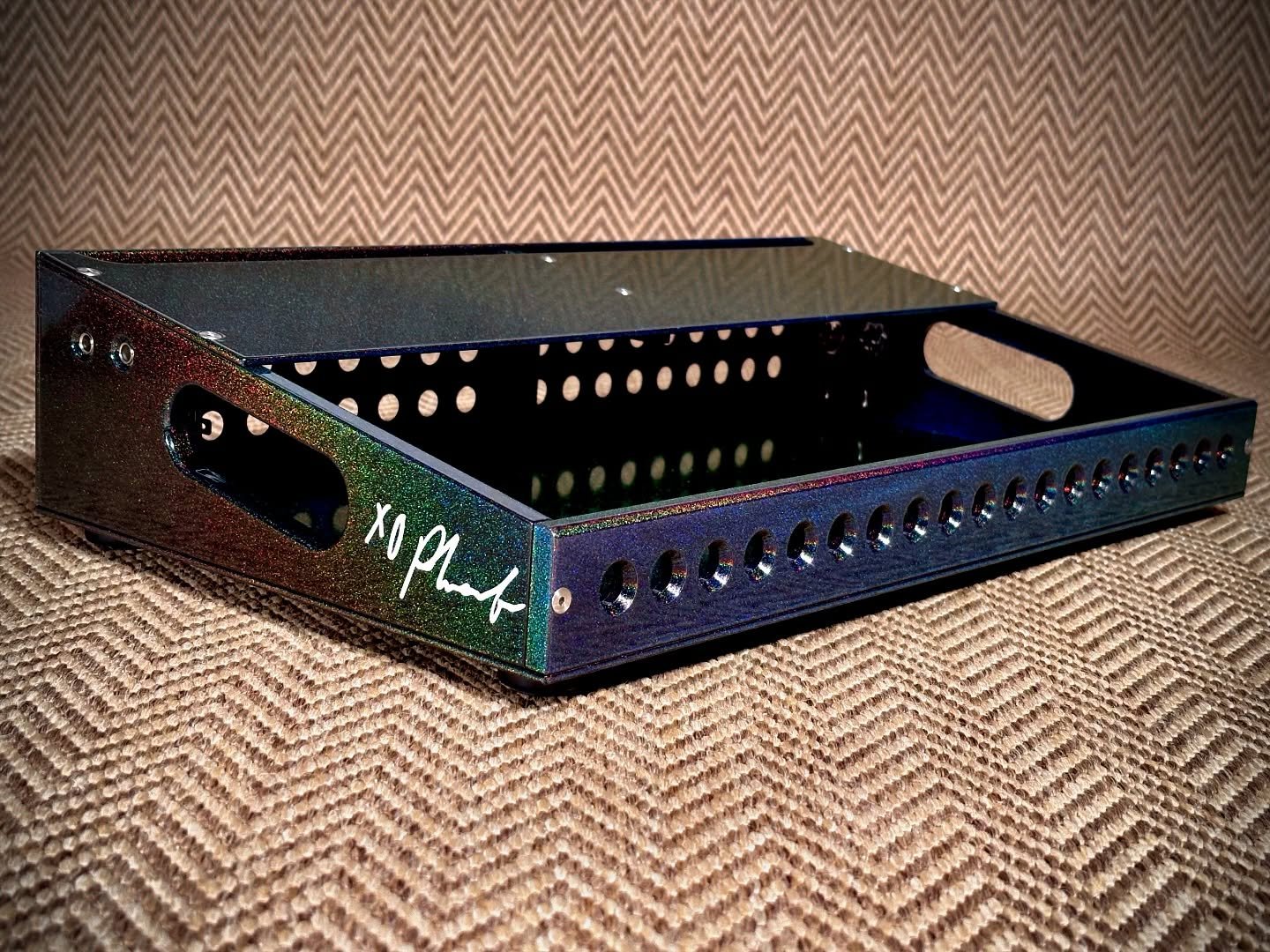 Built a pair of customized ike&rsquo;s Carry-Ons for @phoebebridgers. Finished in holographic black metal-flake with additional XLR and MIDI jacks, plus her signature laser-engraved.
&bull;
&bull;
&bull;
&bull;
@xboygeniusx #boygenius #phoebebridgers