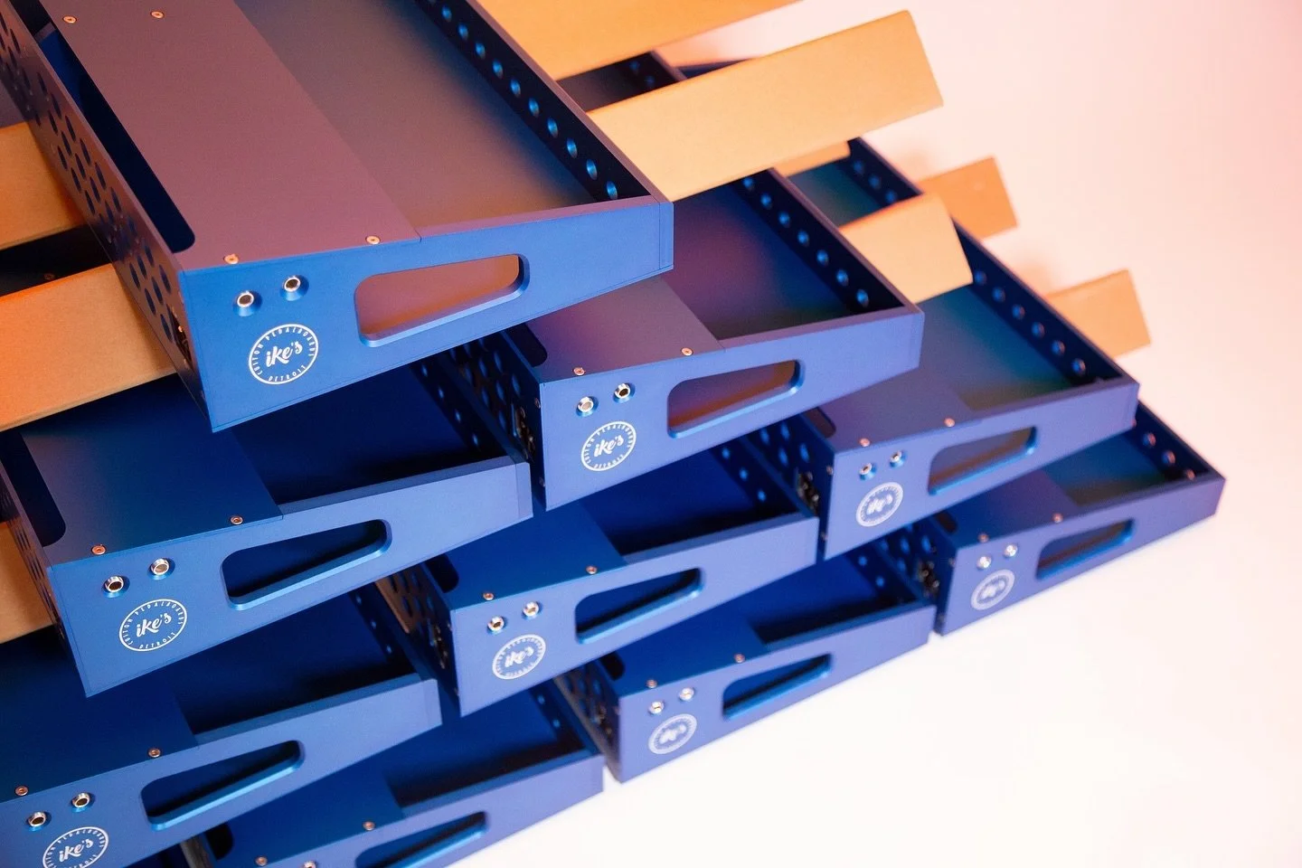 All aluminum construction. Because wood is for furniture.
&bull;
&bull;
&bull;
&bull;
&bull;
#pedalboard #pedalboards #pedalboardoftheday #pedal #pedalgram #guitar #guitargear #guitareffects #guitarsofinstagram #guitaristsofinstagram #gearhead #gear 