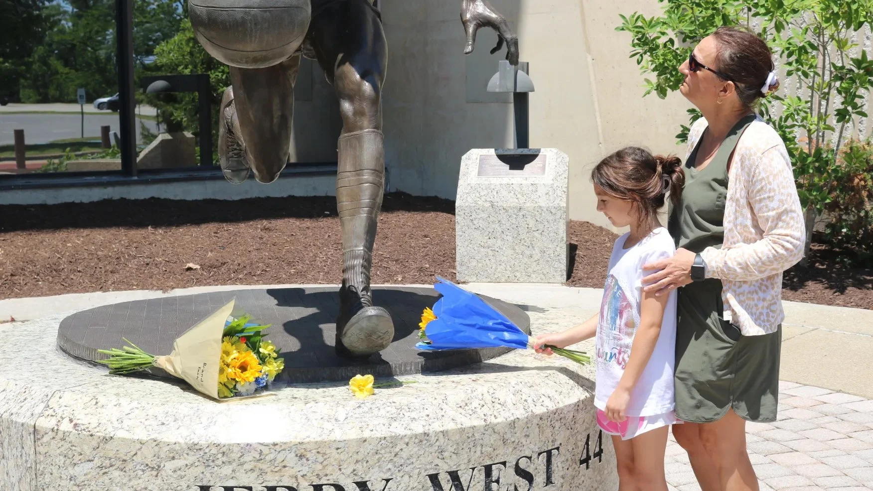 12 WBOY: Fans pay their respects at Jerry West statue