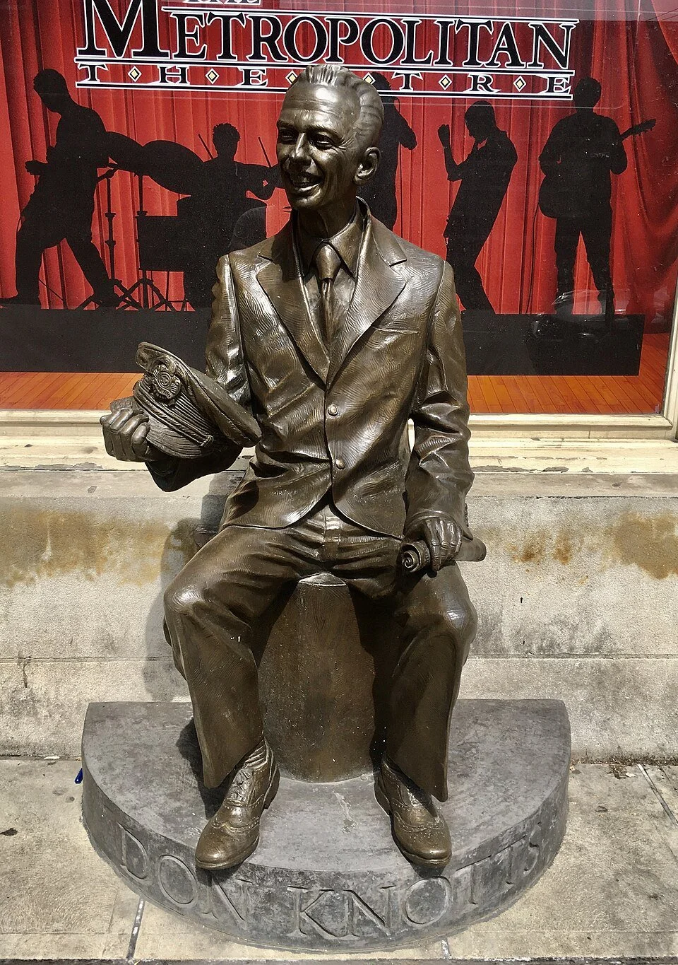 Don_Knotts_statue_at_Metropolitan_Theatre,_Morgantown,_West_Virginia_-_20200510.jpg