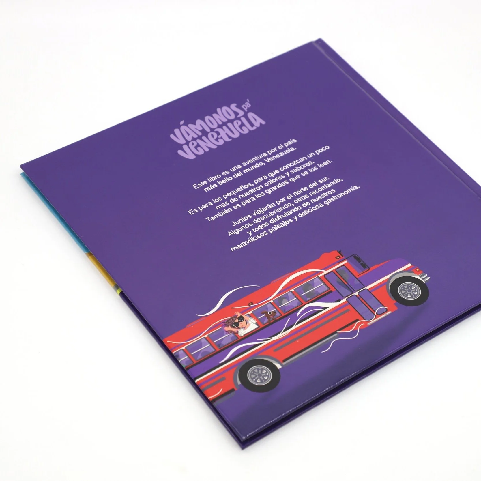 Cubierta de libro con fondo violeta y ilustración de un autobús rojo con niños y animales en las ventanas.