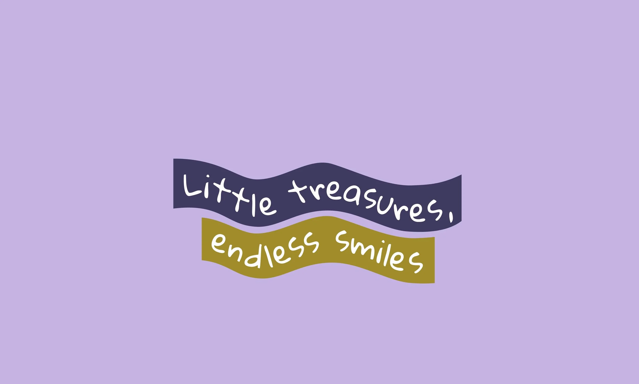 Texto que dice 'Little treasures, endless smiles' en fondos morado y verde con fondo lila