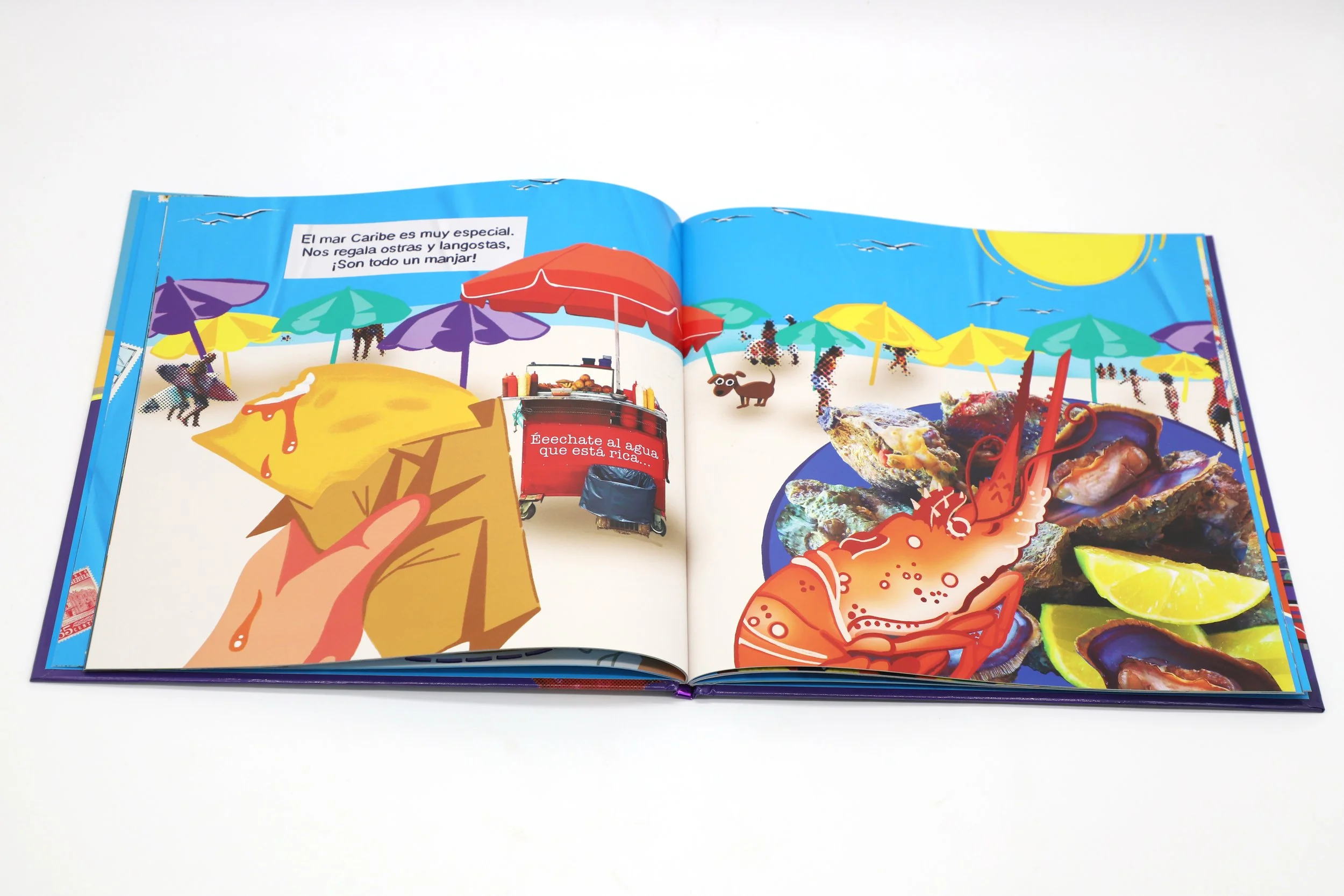 Ilustración de una playa con sombrillas de colores y mariscos frescos, incluyendo una langosta, con cartel que dice 'Échecate al agua que está rica' en español.