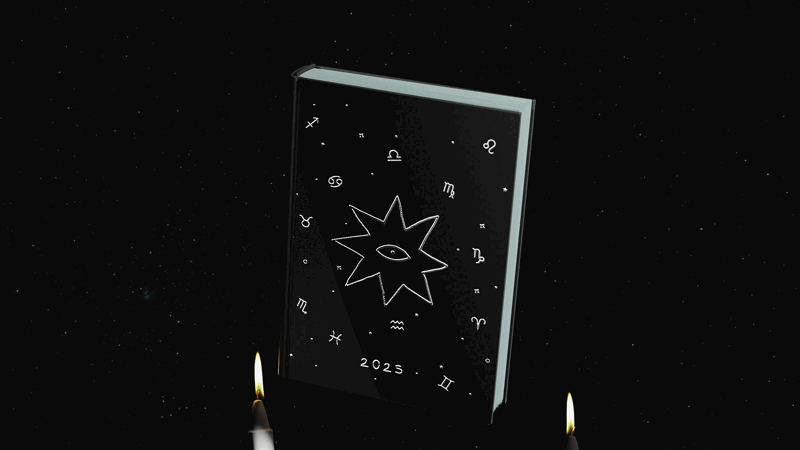 Libro con diseño astrológico flotando en space, con símbolos zodiacales y una estrella con un ojo en el centro, rodeado por velas encendidas.