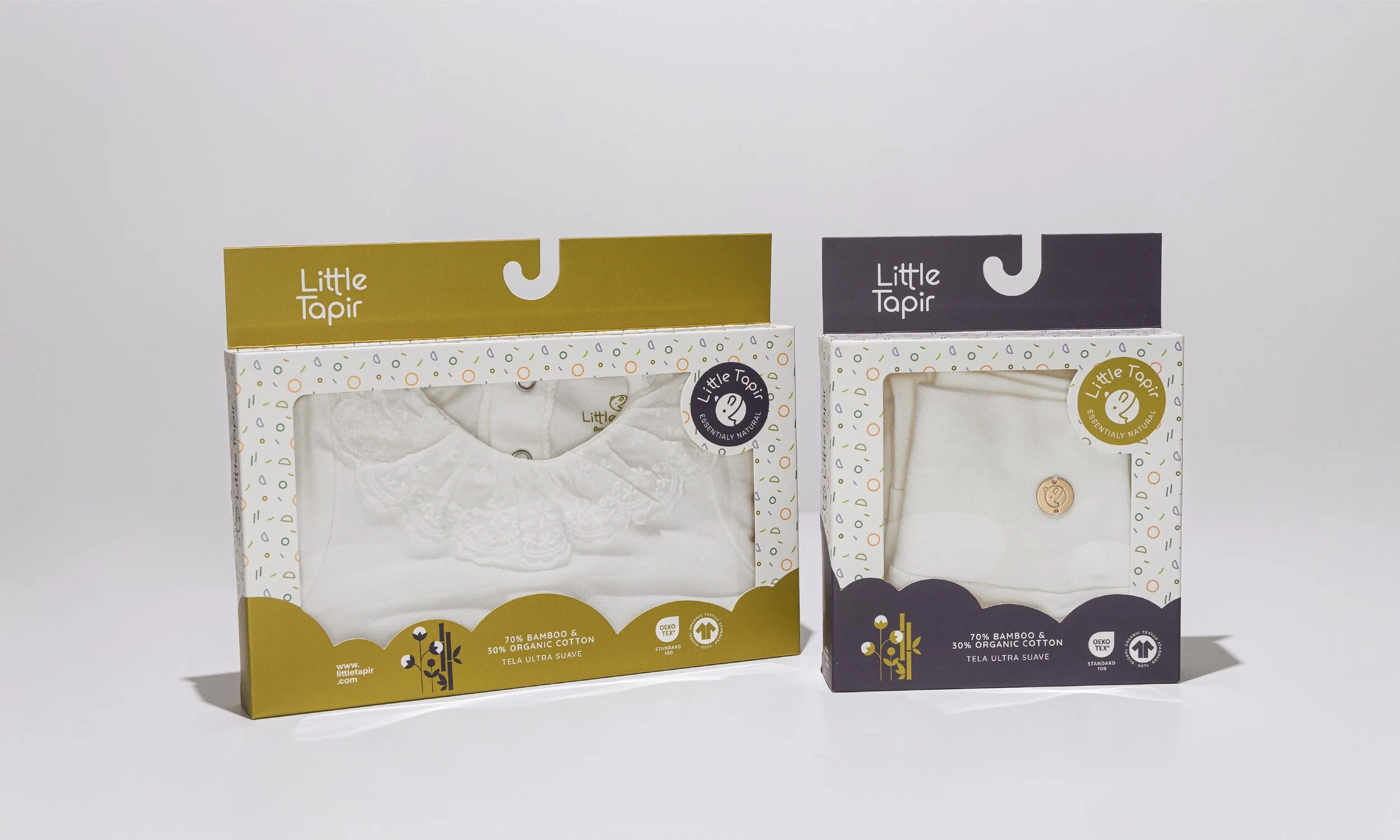 Paquetes de ropa para bebé de la marca Little Tapir en colores blanco y gris, con diseño delicado y etiquetas de certificación.