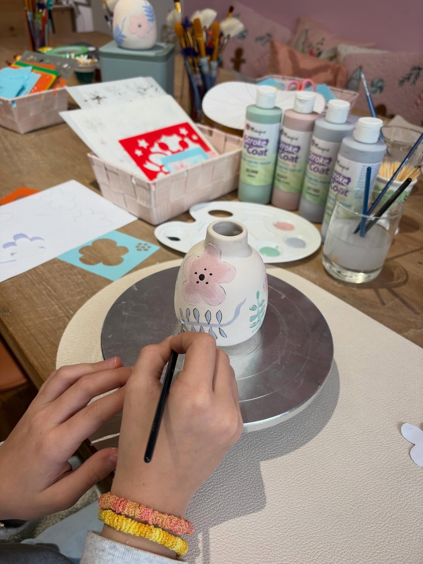 🎨✨ Un moment rien qu&rsquo;&agrave; vous chez Spa Poterie ! ✨🎨

Situ&eacute; rue Jean G&eacute;rardy (rue de la Pyramide du Prince de Cond&eacute;), notre atelier de peinture sur c&eacute;ramique vous invite &agrave; personnaliser votre pi&egrave;c