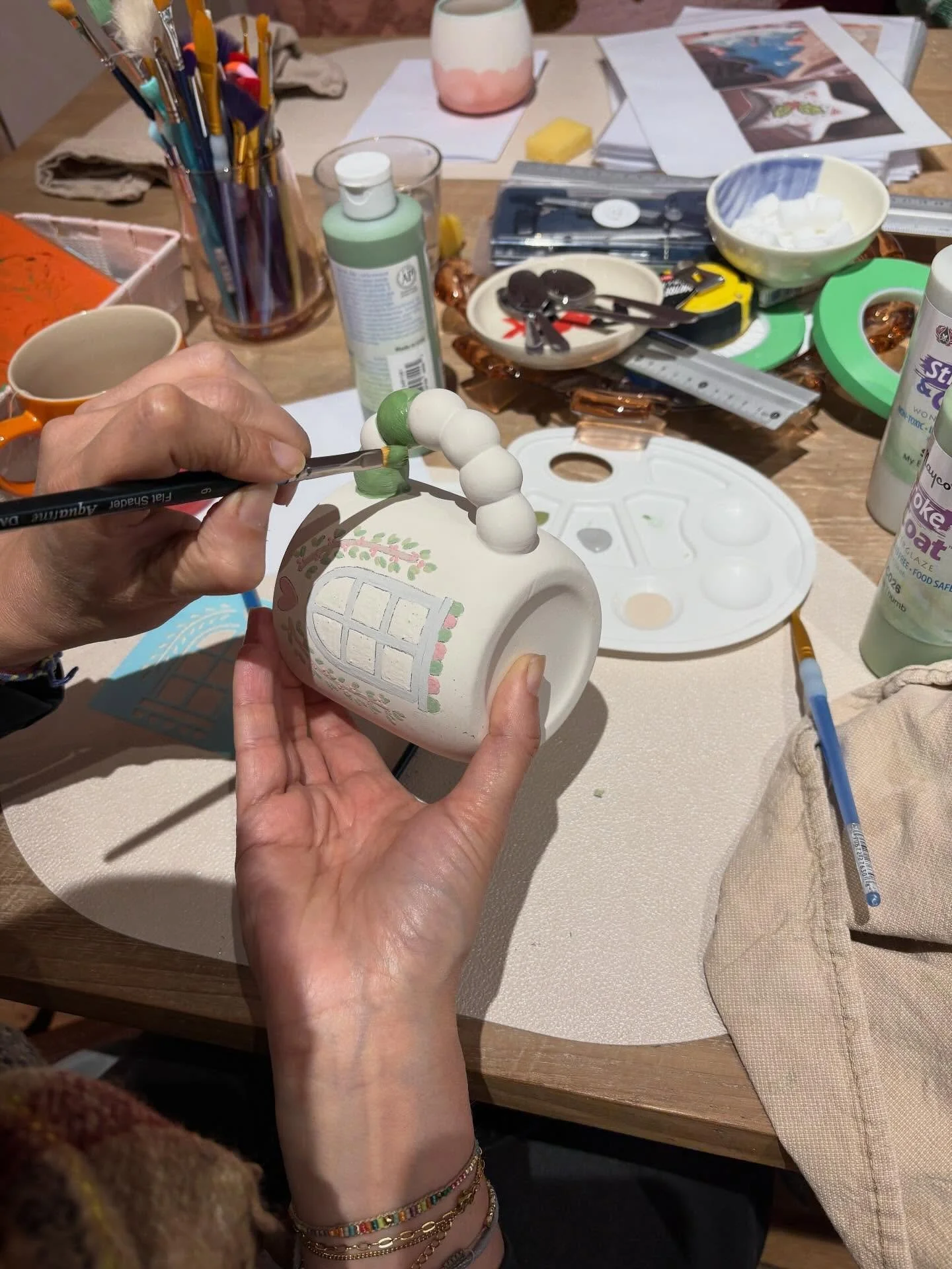 🌿 Un moment de d&eacute;tente et de cr&eacute;ativit&eacute; chez Spa Poterie 🎨

Envie d&rsquo;un instant rien qu&rsquo;&agrave; vous, ou d&rsquo;une activit&eacute; originale &agrave; partager ?
Dans notre atelier cr&eacute;atif, d&eacute;couvrez 