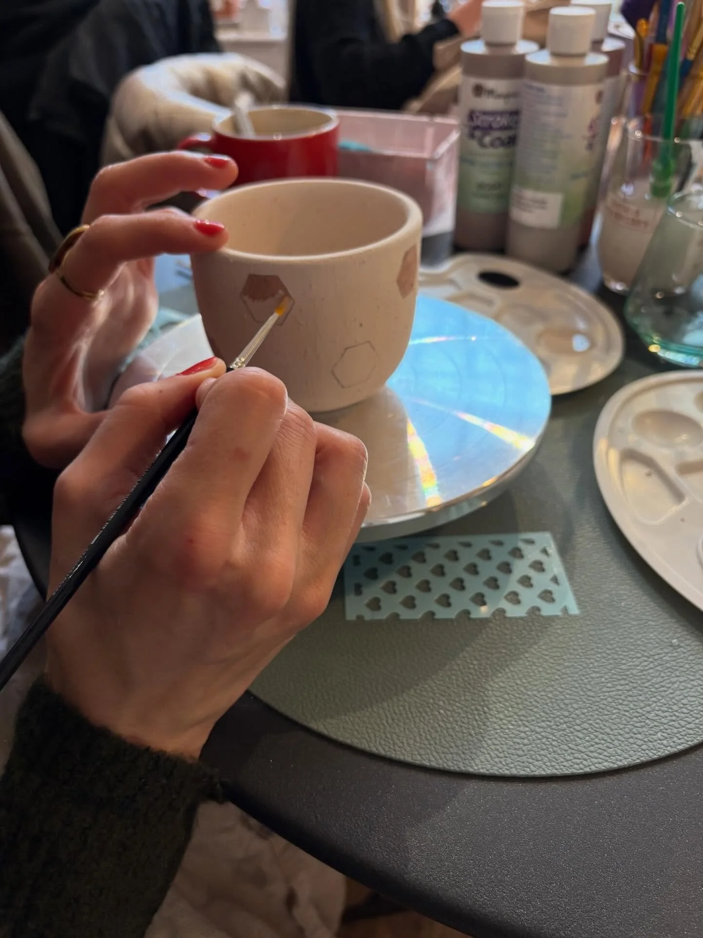 Les f&ecirc;tes sont pass&eacute;es&hellip; et l&rsquo;atelier reprend vie 🎨
Spa Poterie vous accueille &agrave; nouveau avec plein de jolies c&eacute;ramiques &agrave; d&eacute;corer et &agrave; personnaliser 🫶🏻
📲 R&eacute;servation en ligne ouv