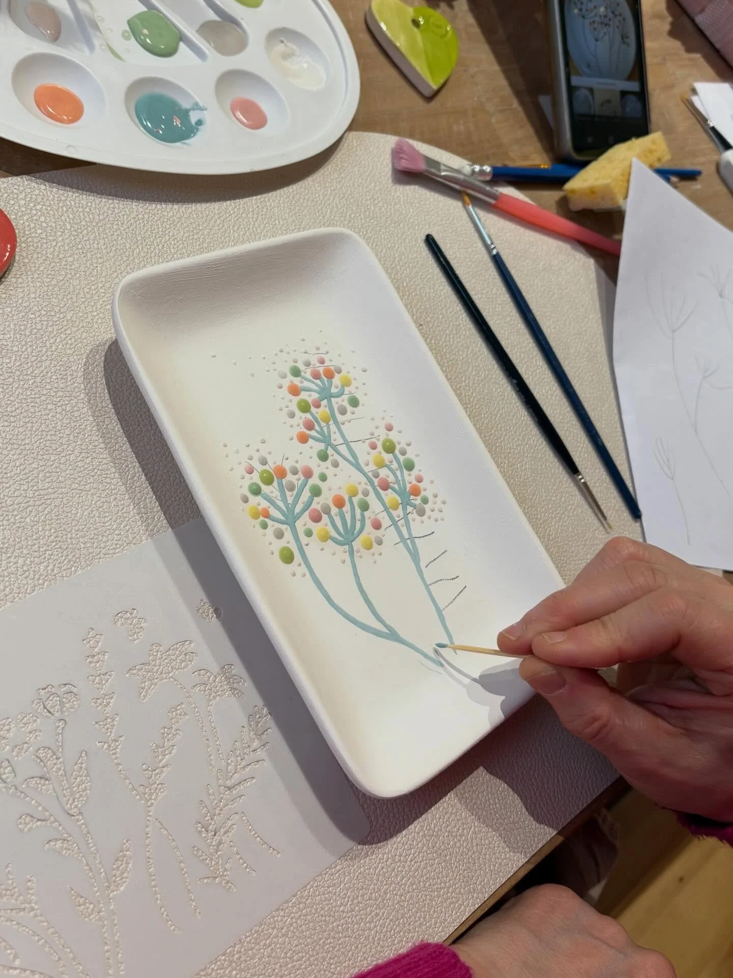 De belles cr&eacute;ations prennent vie &agrave; l&rsquo;atelier Spa Poterie ✨
Tasses, plats, assiettes, br&ucirc;leurs de fondants&hellip; et le grand retour des couleurs ! 💜💙❤️🩷💚💛🧡
Quel est votre coup de c&oelig;ur ? 🎨🤍