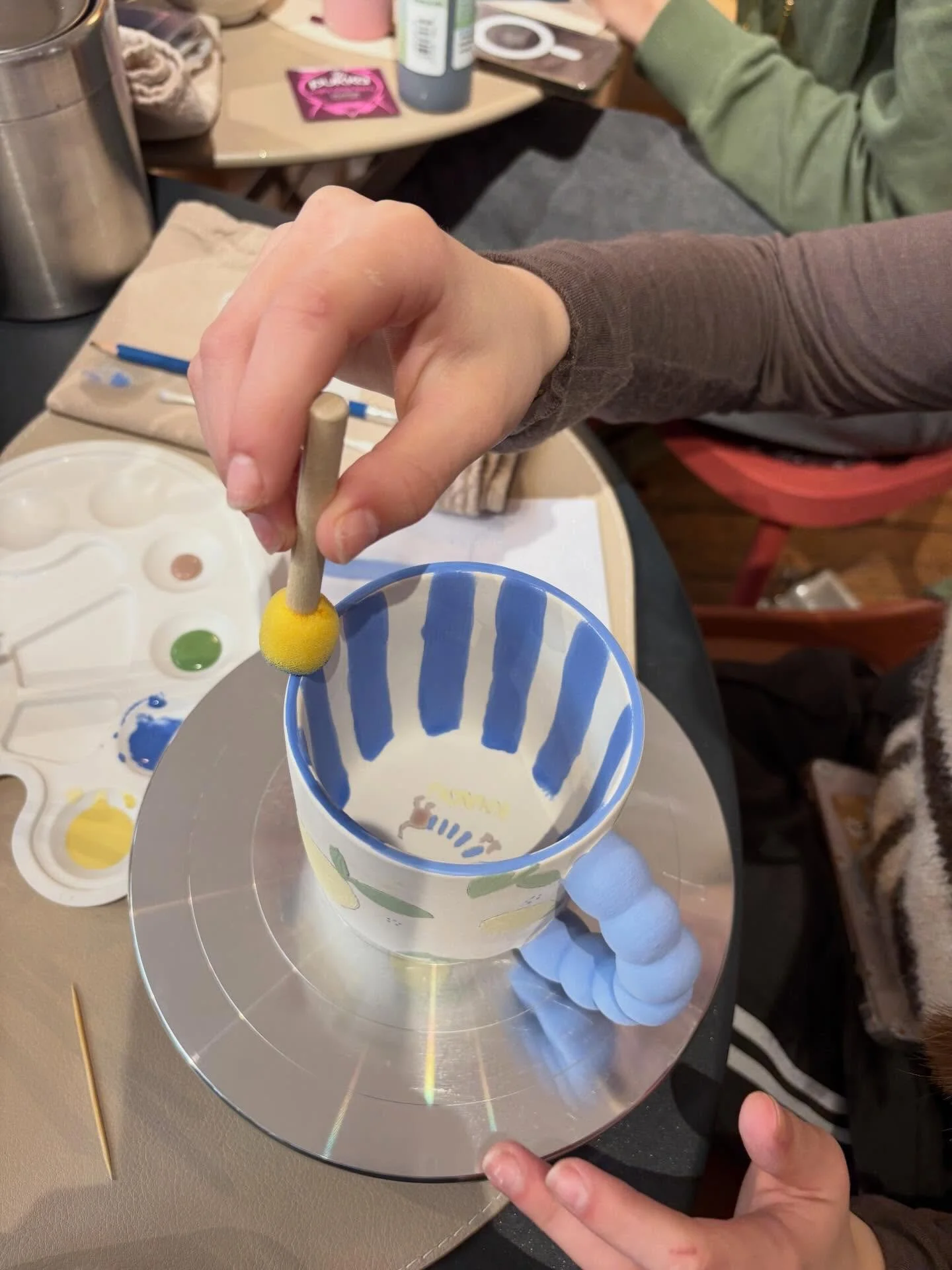 Des instants suspendus, les mains dans la couleur 🎨✨

Chez Spa Poterie, chaque pi&egrave;ce raconte une histoire&hellip; et tout commence par vos mains. Pinceaux en mouvement, regards concentr&eacute;s, &eacute;clats de rire partag&eacute;s &mdash; 