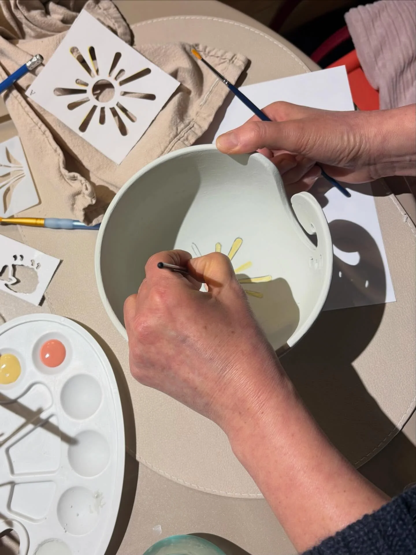 Des mains concentr&eacute;es, des pinceaux qui dansent, des couleurs qui racontent des histoires&hellip; 🎨✨

Notre atelier Spa Poterie s&rsquo;accorde une petite pause, le temps de se ressourcer, de r&ecirc;ver et de laisser na&icirc;tre de nouvelle