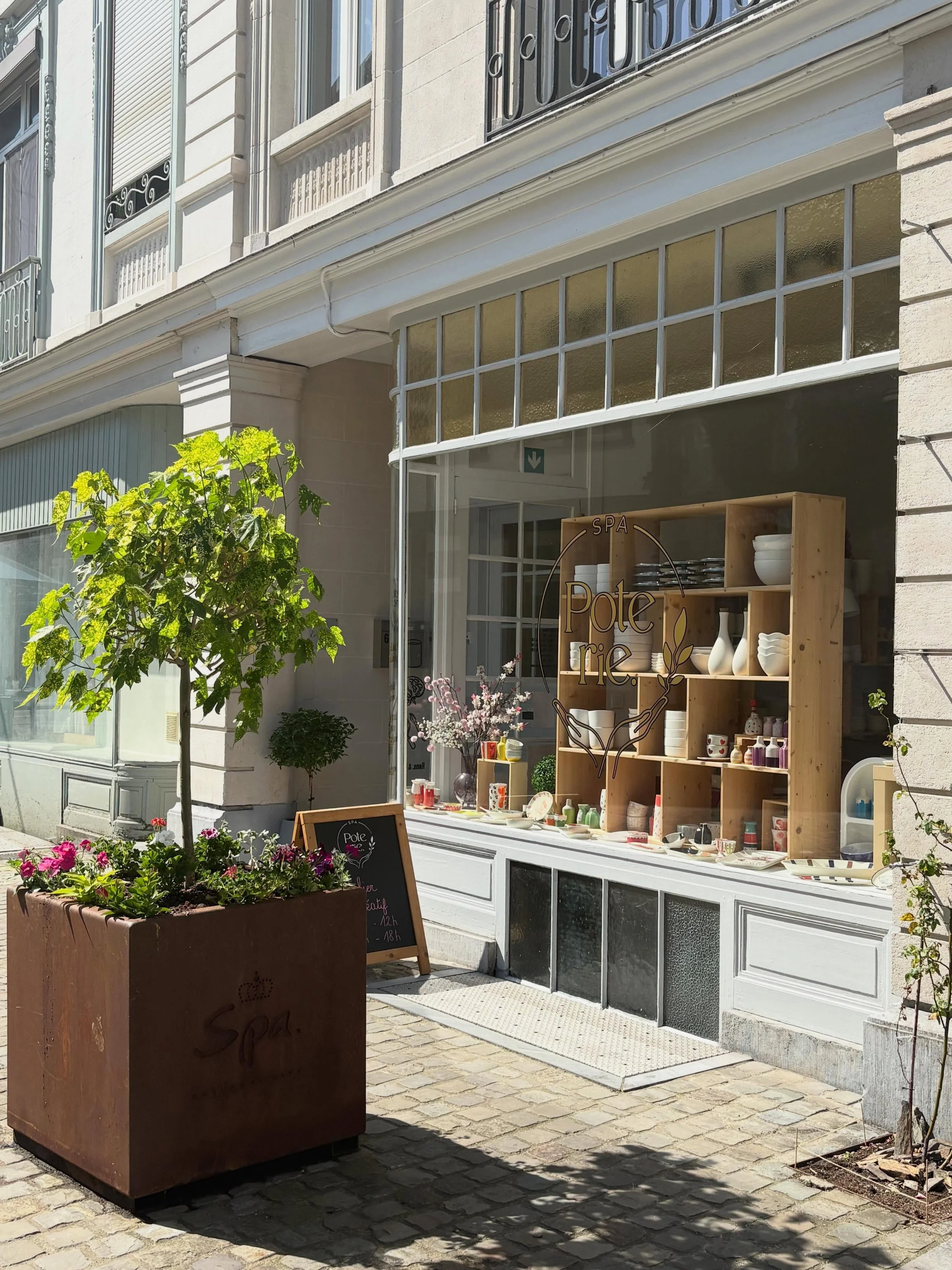 🌸 Un immense merci aux ouvriers communaux de Spa pour le magnifique fleurissement de nos rues ! 🌸 @ville_de_spa 

Quel plaisir de voir notre ville aussi belle, color&eacute;e et accueillante gr&acirc;ce &agrave; votre travail quotidien.
Une attenti