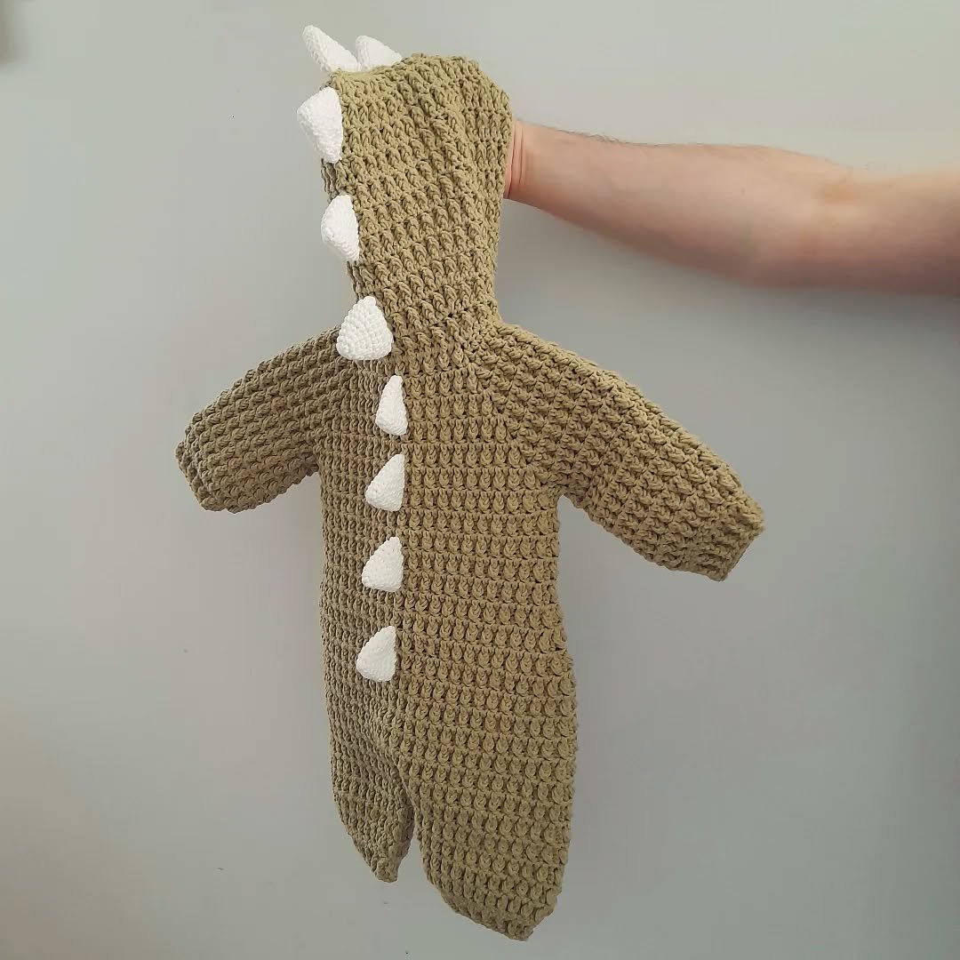 I can't cope with this 🦖 Baby Dinosaur Onesie 🦖 I crocheted for a friend. Swipe to see the buttons! 🌿
This pattern is by Simona Crochet on YouTube - it is suuuuch a lovely design and so easy to follow, I highly recommend. I added the spikes for th
