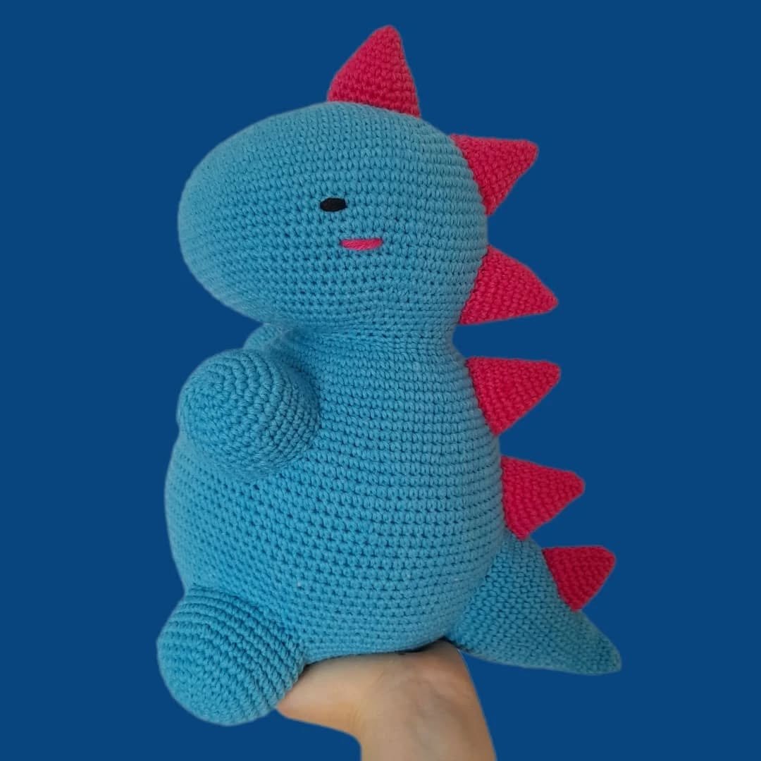 TA-DAAAA! THE MIGHTY DINO PLUSHIE 💙 I had so much fun making this plushie and onesie combo for a commission 🩷 Aren't the colours they picked so cute?
I have never made a crochet plushie this big before, so it was a challenge, but I'm obsessed with