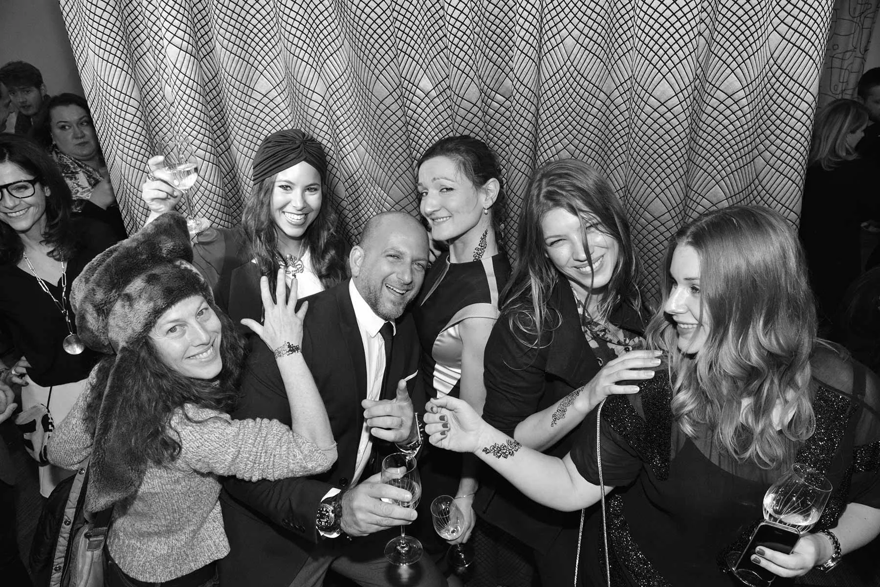 Photographe événement d'entreprise Golfe de Saint-Tropez — portrait de groupe lors d'un lancement de marque, ambiance noir et blanc