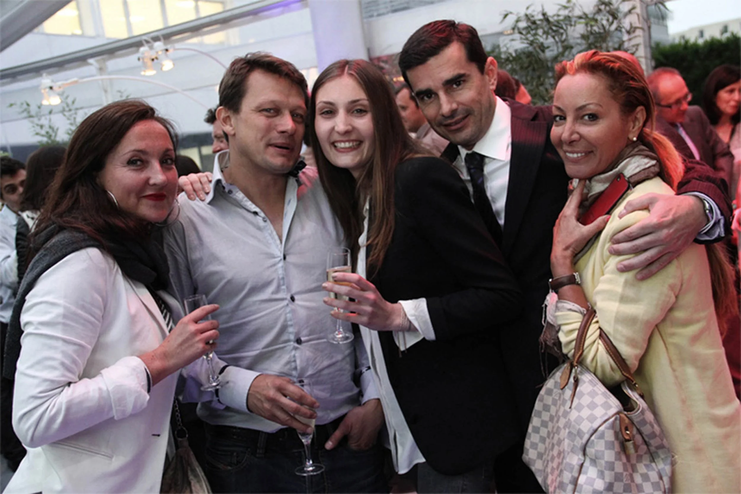 Photographe événement entreprise Golfe de Saint-Tropez — groupe d'invités lors d'une réception cocktail