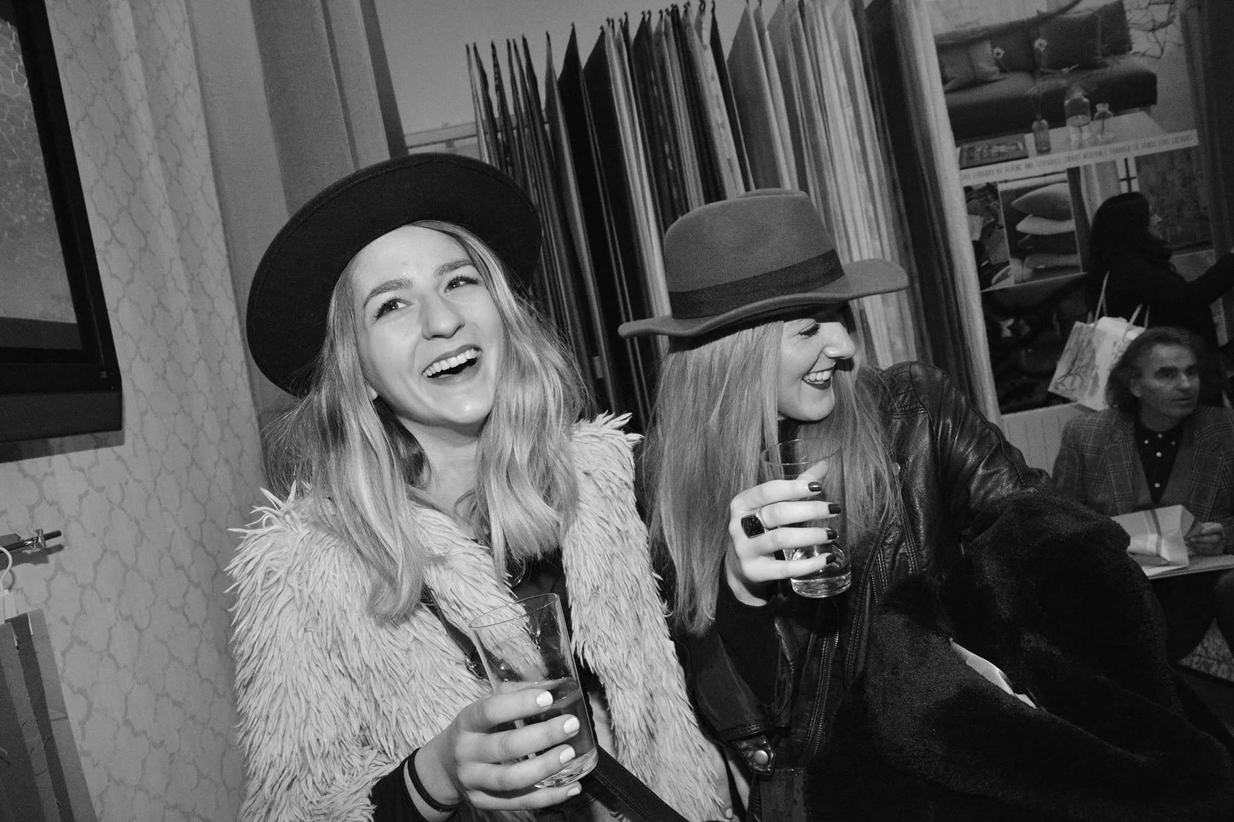 Photographe événement d'entreprise Golfe de Saint-Tropez — invitées lors d'un lancement de marque, ambiance noir et blanc