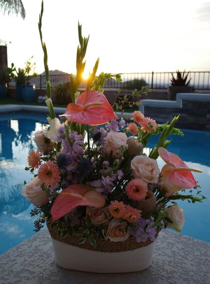Gratitude, in bloom. This thank you arrangement was designed to say what words sometimes can't.

Custom arrangements available for every occasion.
.
.
.
#lakelasvegas #lasvegasflorist #lasvegasflowers #customarrangements #lasvegasevents #floraldesign