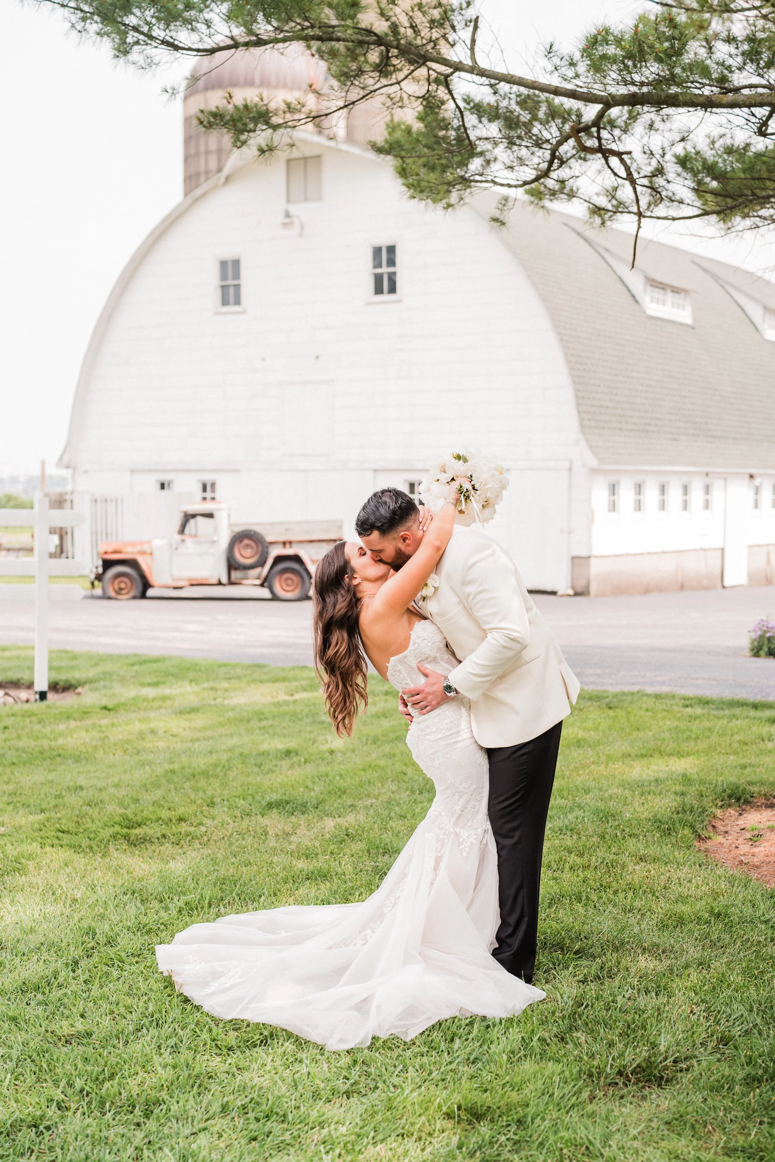 Inclusive Barn Wedding Venues in Illinois: A Stress-Free Guide for Overwhelmed Brides