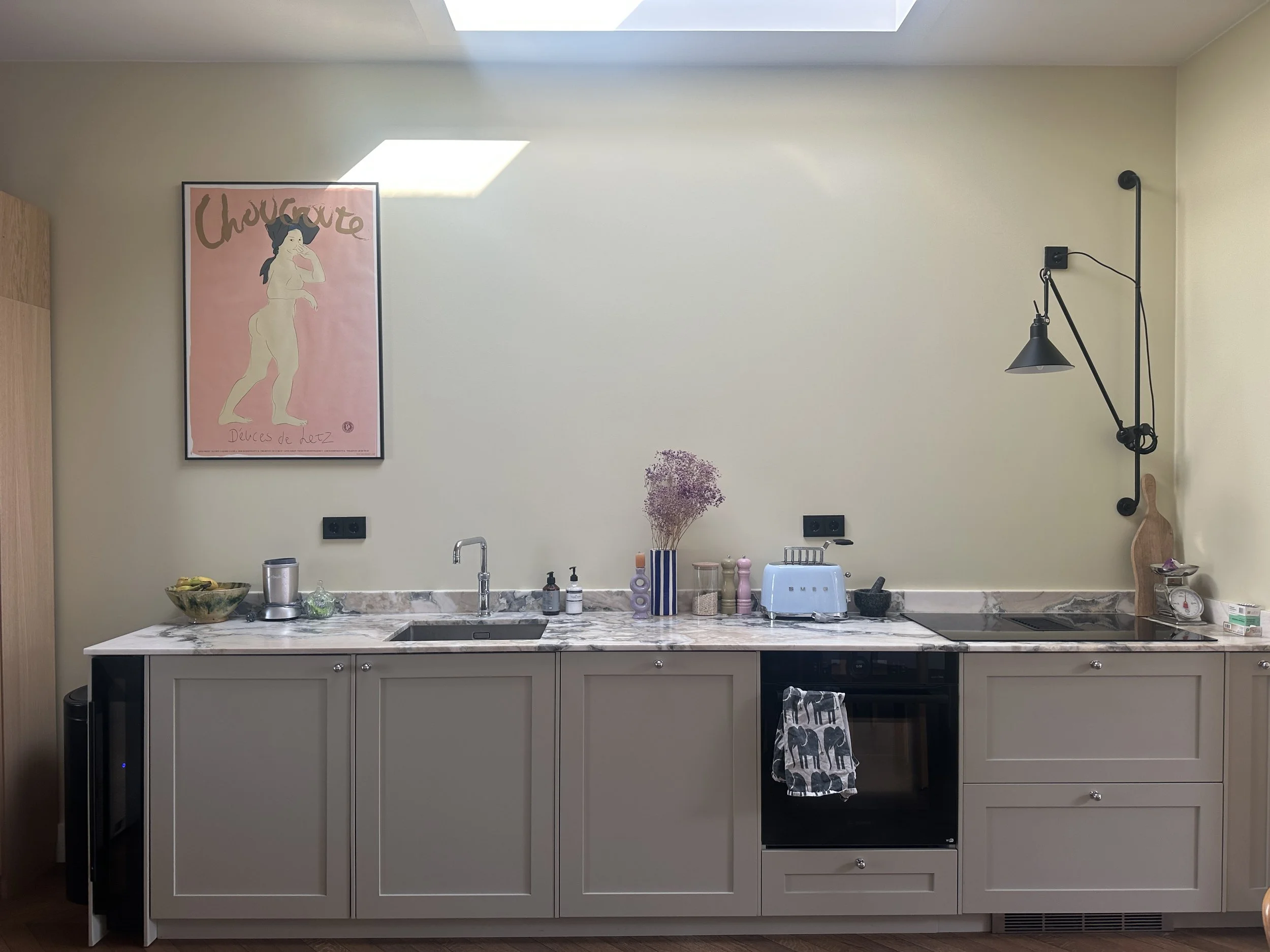 Moderne keuken met beige kasten.