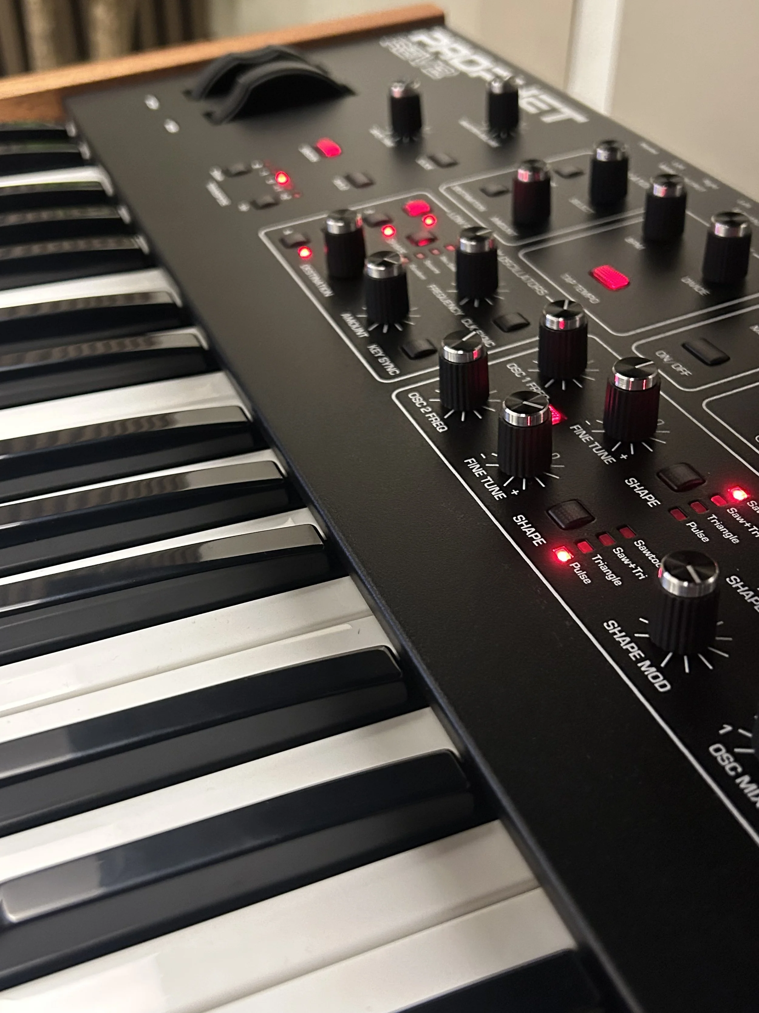 Teclado musical y sintetizador con botones y perillas.