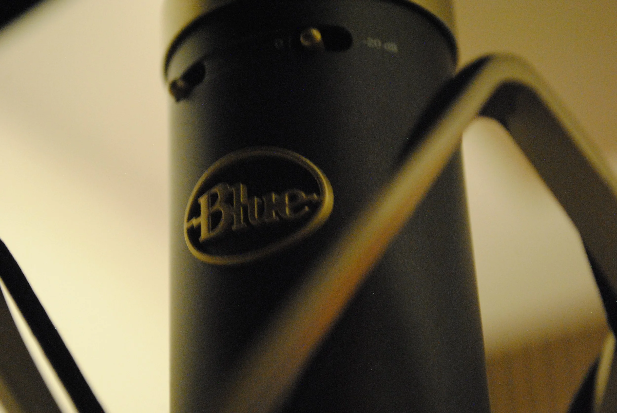 Primer plano de una parte de un micrófono con el logo de Blue visible en el centro