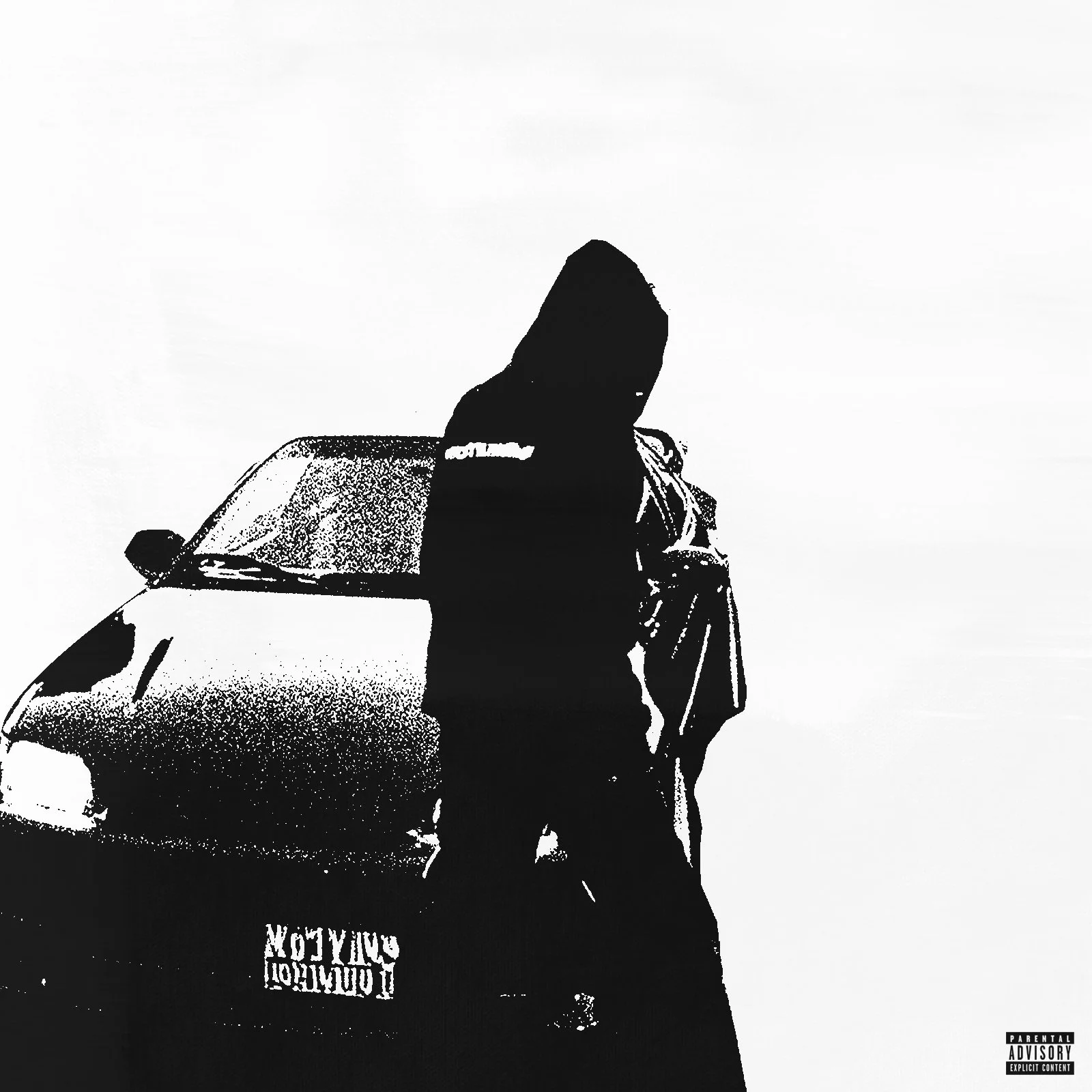 Portada cancion Macias 106. Blanco y negro hombre con hoodie parado frente a auto.