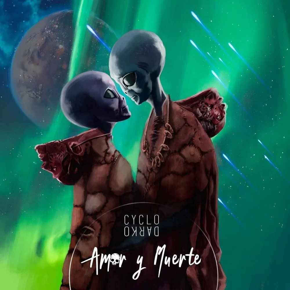 Dos extraterrestres mirándose en un fondo con la Tierra, la aurora boreal y meteoritos, con el texto 'Amor y Muerte' y 'Cyclo Dark'.